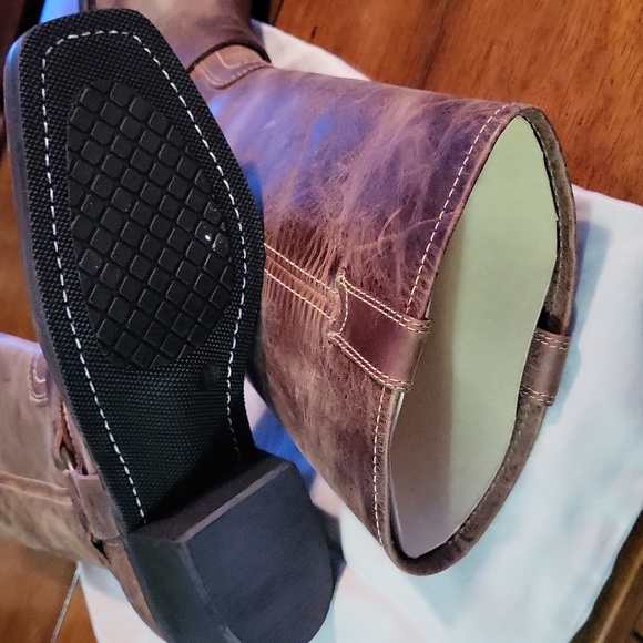 Women's Brown Leather Boots. BCBGirls. SZ 81/2 - Picture 3 of 8